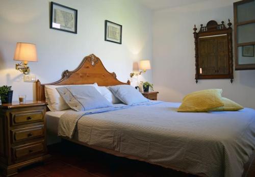1 dormitorio con 1 cama grande y cabecero de madera en Apartamento Portal del Agua, en Albarracín