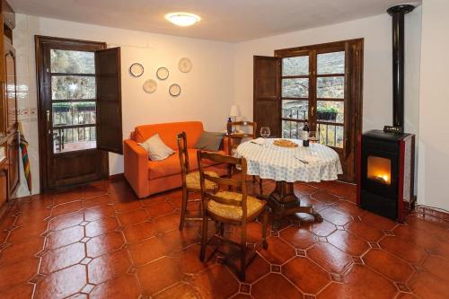 sala de estar con mesa y sofá en Apartamento Portal del Agua, en Albarracín