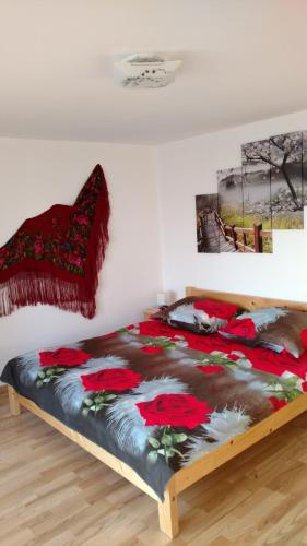 Ένα ή περισσότερα κρεβάτια σε δωμάτιο στο Apartament u Jawora