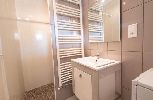 une salle de bain blanche avec un lavabo et un miroir dans l'établissement villa 