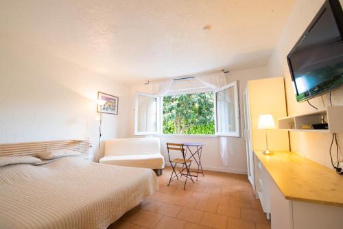 アンティーブにあるvilla "Les Cactees" Petite résidence de tourisme classée 3 étoilesのベッドルーム1室(ベッド1台、椅子、窓付)