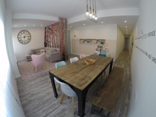 a dining room and living room with a table and chairs at Apartamento VI-VI (Vida en Vitoria) in Vitoria-Gasteiz