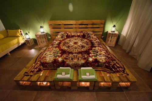 ein Bett in einem Zimmer mit 2 Tischen und einem Bett sidx sidx sidx sidx in der Unterkunft Zù Mariu B&B in Piazza Armerina