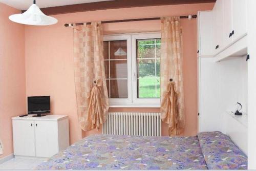 1 dormitorio con cama y ventana en Residence Moulin, en Aymavilles