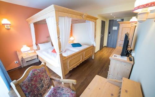 En eller flere senger på et rom på Berghotel Tambach