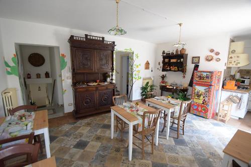 ein Esszimmer mit einem Tisch und Stühlen sowie eine Küche in der Unterkunft Zù Mariu B&B in Piazza Armerina