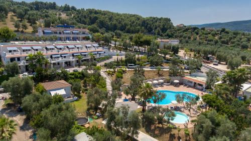 uma vista aérea de um resort com uma piscina em Residence Paradise em Peschici