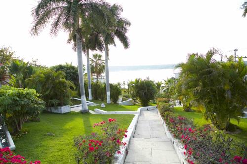 Garden sa labas ng Hotel Infinity