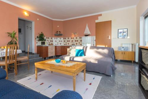 1 dormitorio con 1 cama y 1 mesa en una habitación en Apartments Bellavista, en Matulji