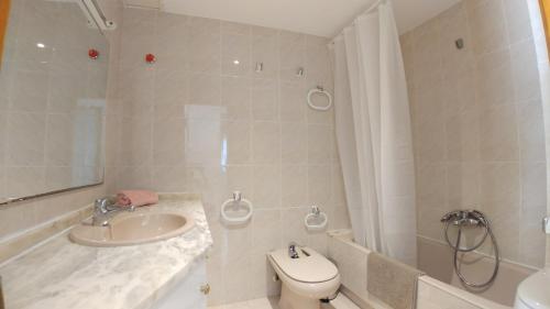 カラフェルにあるLG Nice Apartmentのバスルーム(洗面台、トイレ、シャワー付)