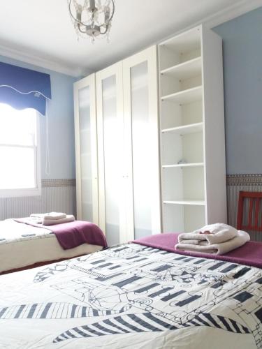 - une chambre avec 2 lits et un lustre dans l'établissement Apartamento Belén, à La Laguna