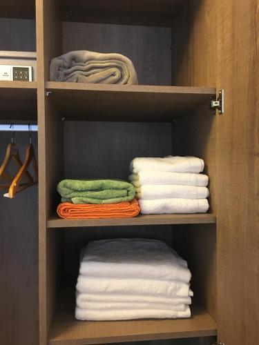 a closet with towels and towels on a shelf at Gala Puerto Monoambiente 108 in Punta del Este