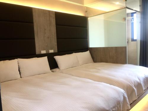 Postel nebo postele na pokoji v ubytování Joy Inn