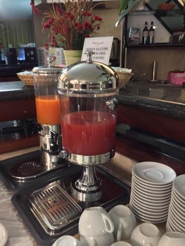 a juicer sitting on top of a counter with drinks at Orzihotel in Orzivecchi