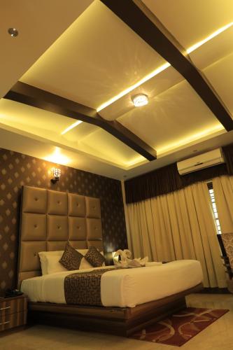 a bedroom with a large bed in a room at Jal Mahal Resort and Spa in Mysore