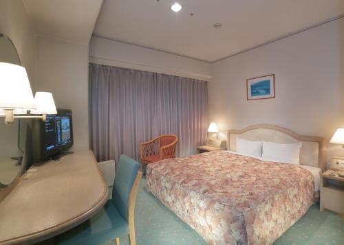 Säng eller sängar i ett rum på Takarazuka Washington Hotel