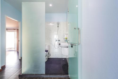 Ванна кімната в Kata Top View by Lofty
