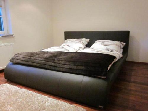 a bed in the corner of a room at Appartement Bergblick II in Faistenau