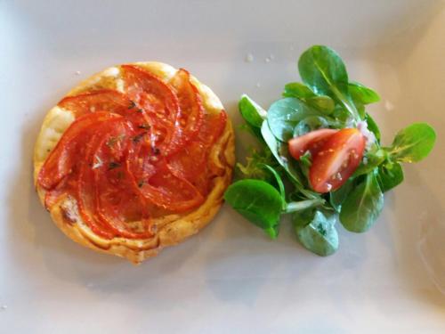 オンフルールにあるLa Pomme d'Amourのトマトソースとサラダを添えたパイ生地