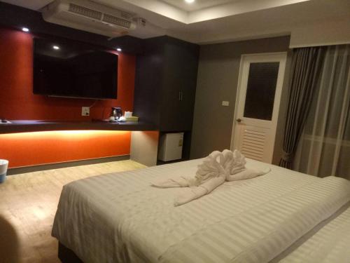 a bedroom with a large white bed in a room at Nava Grand in Ban Talat Rangsit