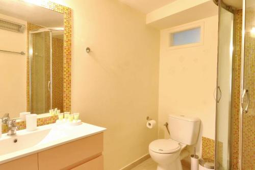 コルフ・タウンにあるCarpe Diem Luxury Apartment No 3のバスルーム(トイレ、洗面台、鏡付)