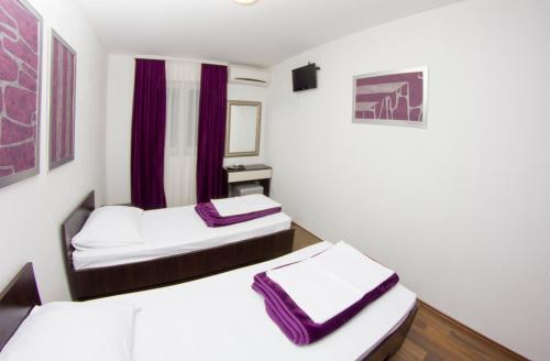 Un pat sau paturi într-o cameră la Hotel Storia