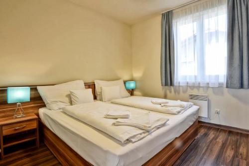 Ένα ή περισσότερα κρεβάτια σε δωμάτιο στο Pandora Zsóry Apartmanok Mezőkövesd