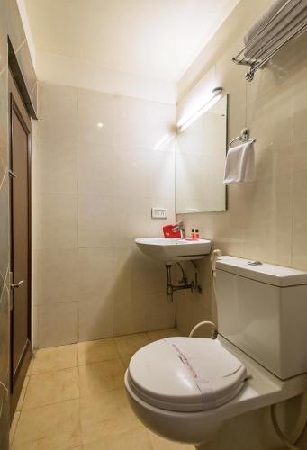 a bathroom with a toilet and a sink at Hotel Shalimar in Jaipur