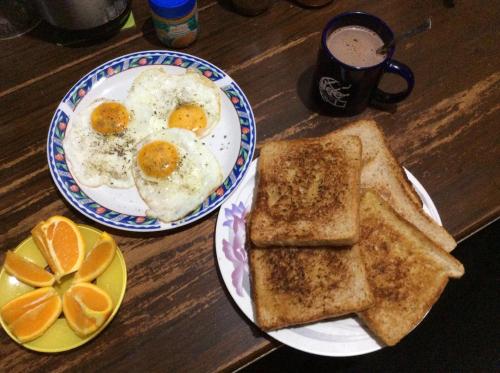 Muglaha的住宿－Seven Steps Guest House，两盘鸡蛋和烤面包片,一杯咖啡