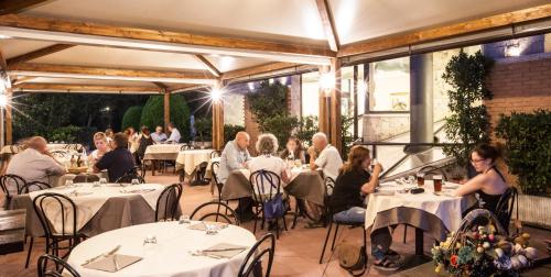 a group of people sitting at tables in a restaurant at Albergo Vecchio Forno in Spoleto