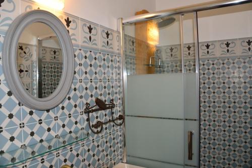 a bathroom with a mirror and a shower at Chambres d'hôtes au Mas du Sire in Quissac