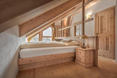 1 dormitorio con cama y ventana en B&B Ciastel en San Vigilio Di Marebbe