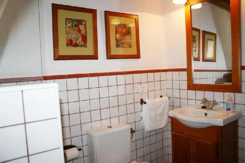 A bathroom at Casa Rural La Caldera