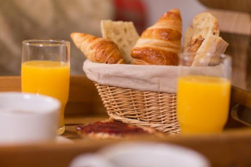 Crvena Luka Resort في بيوغراد نا مورو: سلة من الخبز وسلة من عصير البرتقال