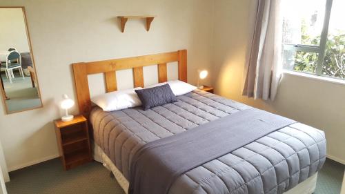 En eller flere senge i et værelse på Catlins Area Motel
