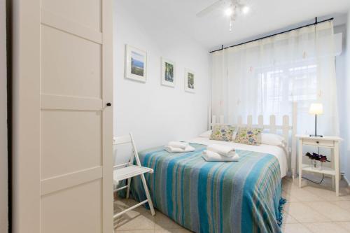 Habitación blanca con cama y ventana en Lucero Madrid, en Madrid