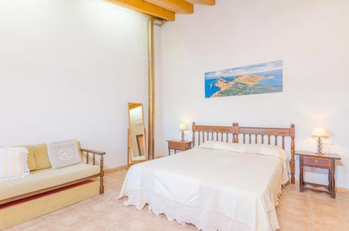 A bed or beds in a room at Sa Mata