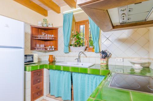 A kitchen or kitchenette at Sa Mata