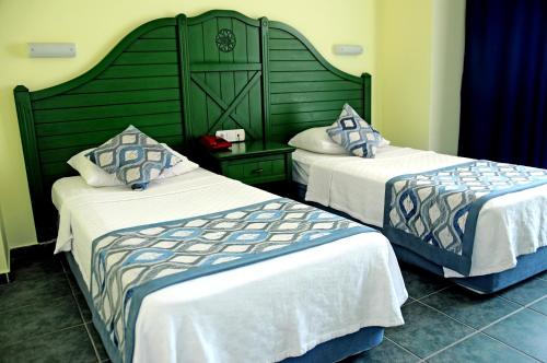 two beds in a hotel room with at Sunway Apart Hotel in Alanya