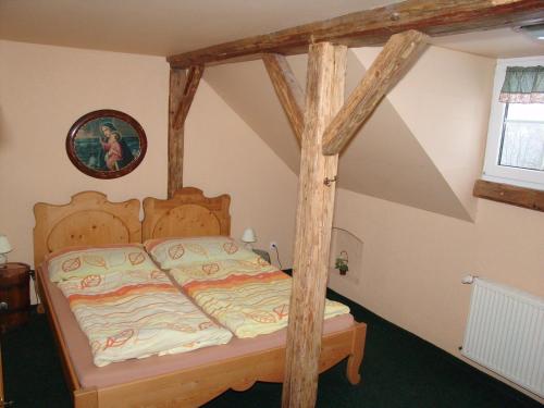 een slaapkamer met een bed met een houten frame bij Chalupa Dana in Víchová nad Jizerou