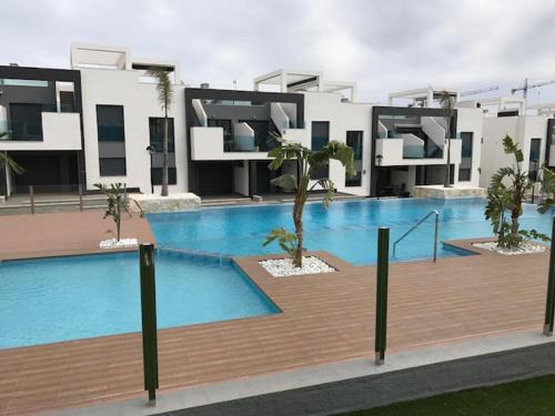 Oasis Beach - Modern penthouse met prachtig solariumの敷地内または近くにあるプール