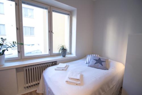 ヘルシンキにあるセカンドホーム ピエタリンカトゥ アパートメント 2のベッドルーム1室(タオル付きのベッド1台、窓付)