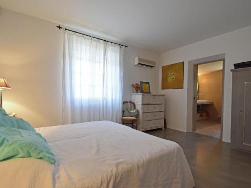 une chambre avec un lit, une commode et une fenêtre dans l'établissement Villa in Roussillon with Private Pool, à Roussillon
