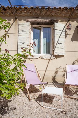 two lawn chairs sitting in front of a house at Apres La Sieste in Saint-Laurent-des-Arbres