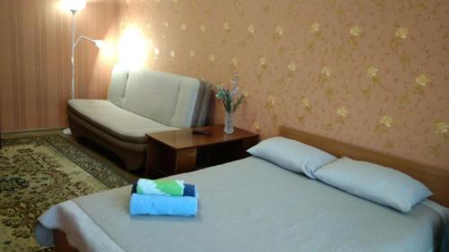 カームヤネツィ・ポジーリシクィイにあるApartment on Kniaziv Koriatovychivのベッドと椅子付きのホテルルーム