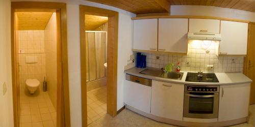 mała kuchnia ze zlewem i kuchenką w obiekcie Haus Astoria w mieście St. Leonhard im Pitztal