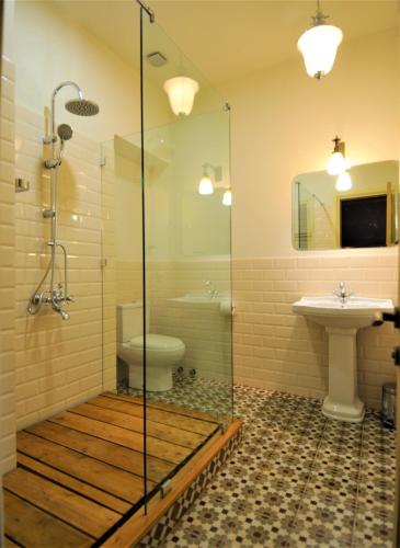 Un baño con ducha, inodoro y lavabo. en Writers' House Residency, en Tiflis