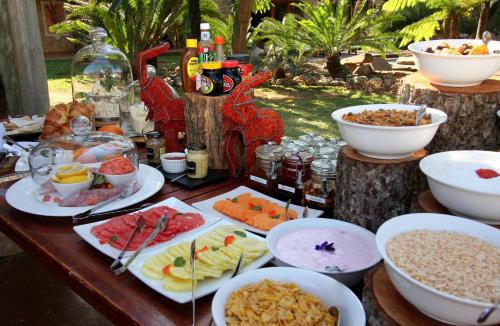 Amakhosi Safari Lodge & Spa في Magudu: طاولة عليها العديد من أطباق الطعام