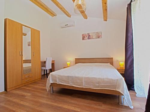 sypialnia z łóżkiem, stołem i krzesłami w obiekcie House Andrej 1372 w Medulinie