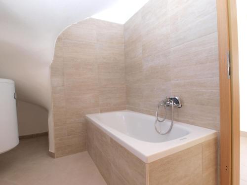 W łazience znajduje się wanna z prysznicem. w obiekcie House Andrej 1372 w Medulinie